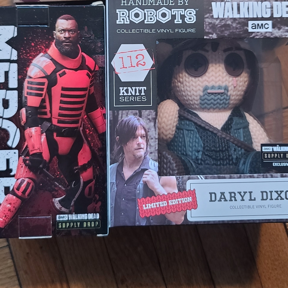 Daryl Dixon Collectible Vinyl  and Mercer Walking Dead Bobblehead  new